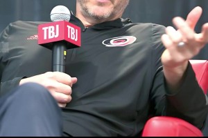 居然不是AI？2周4宝宝在篮球场 尿都控制不住学会控球了