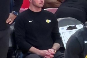 准备收比赛的节奏？G4赛前雷迪克坐在板凳席眼神相当专注！