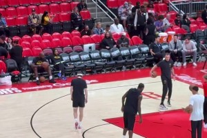 仍是出战成疑！里夫斯赛前热身，还在确认自己能不能打~