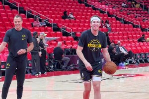 没想到还是上不了啊！里夫斯赛前放松热身~艾顿在旁练中投~